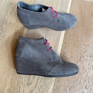 TOMS Gray Suede Wedge Ankle Boots with Pink Laces